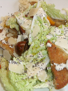 Una foto de Ensalada de tomatitos con queso parmesano en lascas y aderezo de hummus