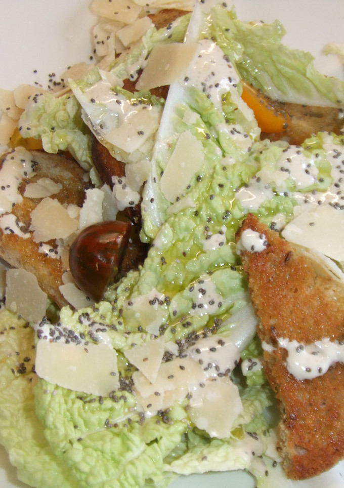 Una foto de Ensalada de tomatitos con queso parmesano en lascas y aderezo de hummus