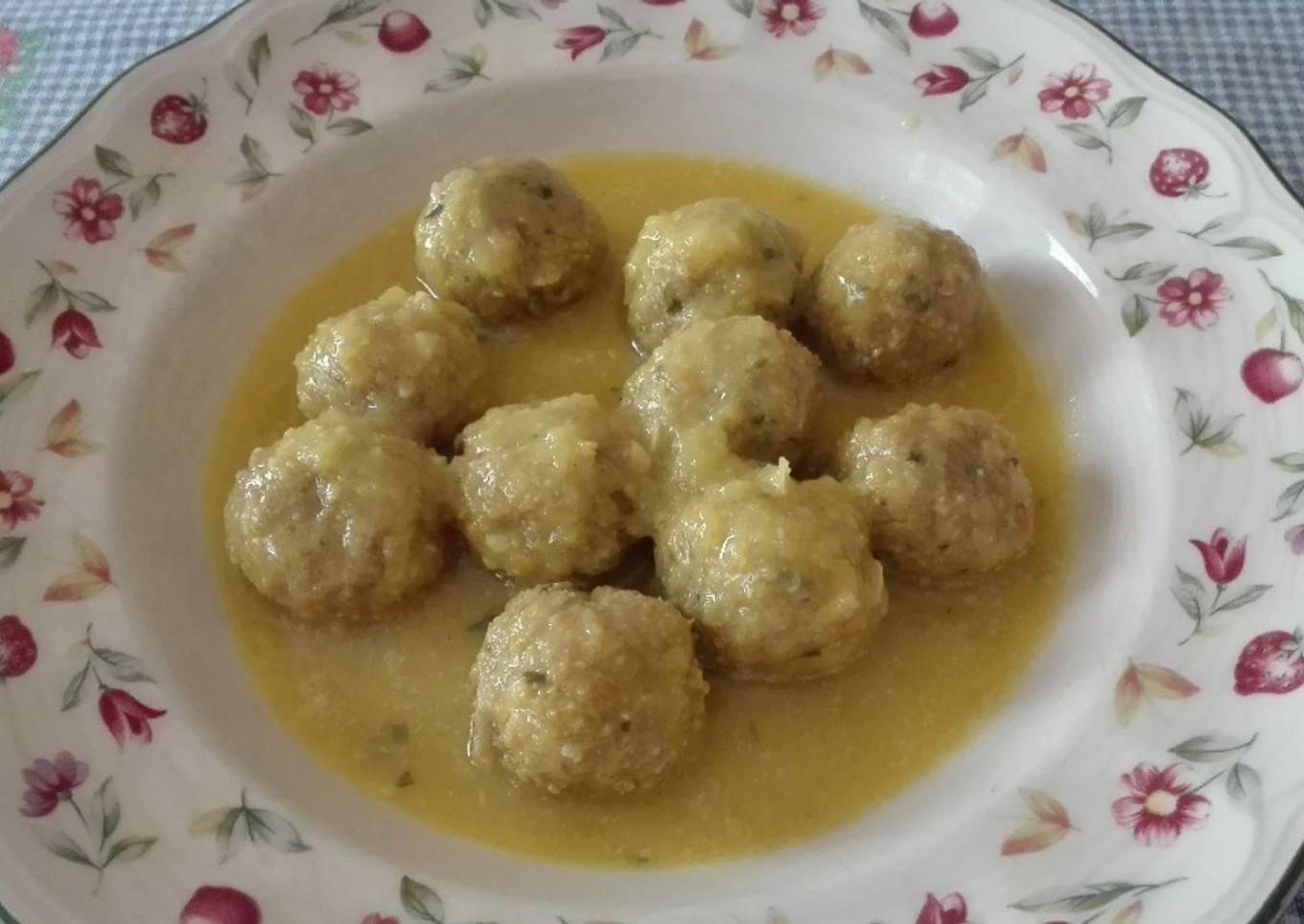 Albóndigas de ternera y setas varias en salsa española