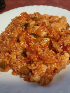 Una foto de Pollo, arroz y pisto