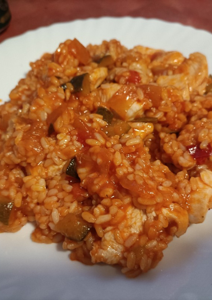 Una foto de Pollo, arroz y pisto