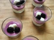 Una foto de postres en vasitos moras