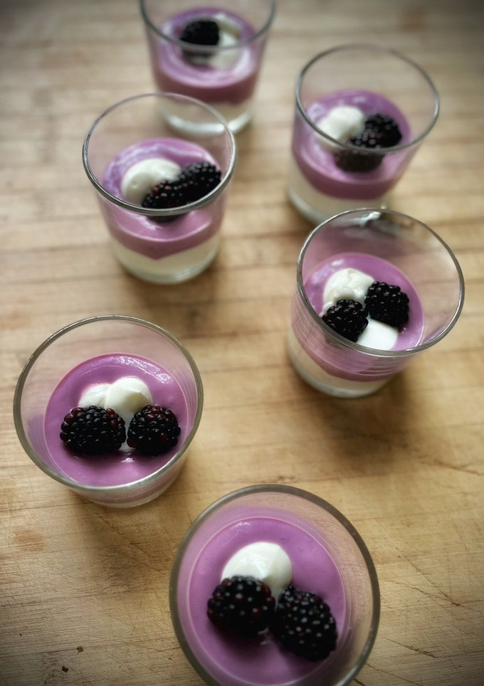 Una foto de Vasitos de cheesecake de moras