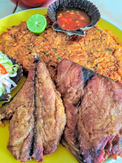 Una foto de Tacuy tacuy o Tacu tacu con pescado frito 👍🇵🇪