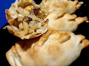 Una foto de setas con cebolla caramelizada