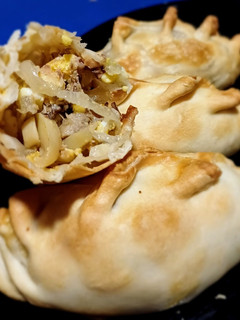 Una foto de Empanadas de sardina con champiñones, cebolla caramelizada y huevo