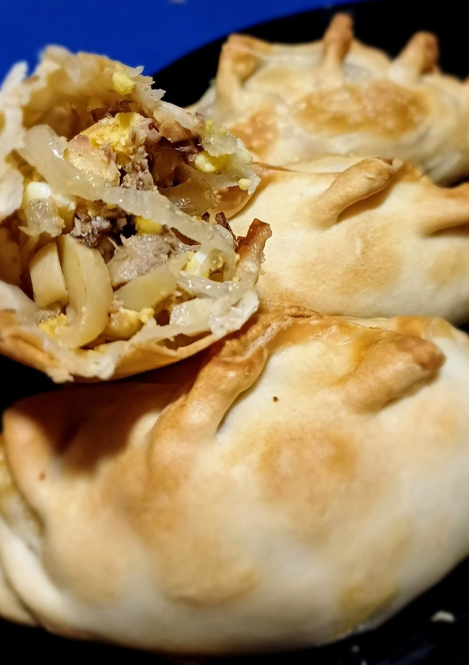 Una foto de Empanadas de sardina con champiñones, cebolla caramelizada y huevo