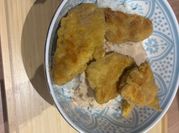 Une photo de poulet farine frit