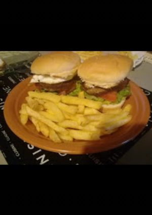 Una foto de Clasicas hamburguesas completas con papasfritas
