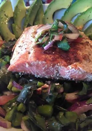 Una foto de Deliciosa ensalada con salmón a la plancha