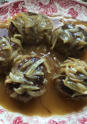 Una foto de Salisbury steak (con salsa de cebolla caramelizada)