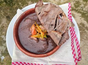 Una foto de Frijoles con hierba de conejo 🌿 y chollitos, estilo Ejuteca 🍲