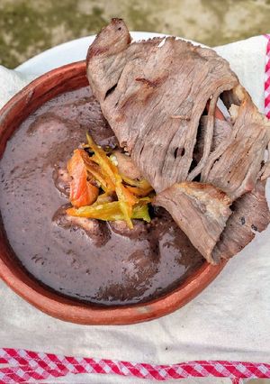 Una foto de Frijoles con hierba de conejo 🌿 y chollitos, estilo Ejuteca 🍲