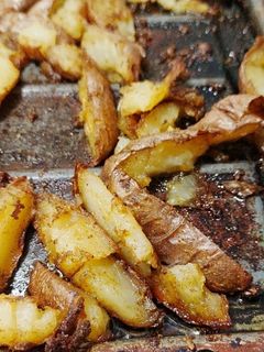 A picture of Baked potato wedges.