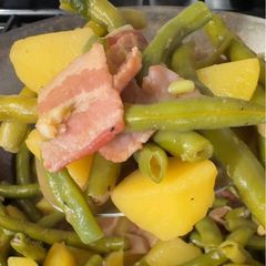 A picture of Braised Pork with Green Beans (豆角土豆炖猪肉).