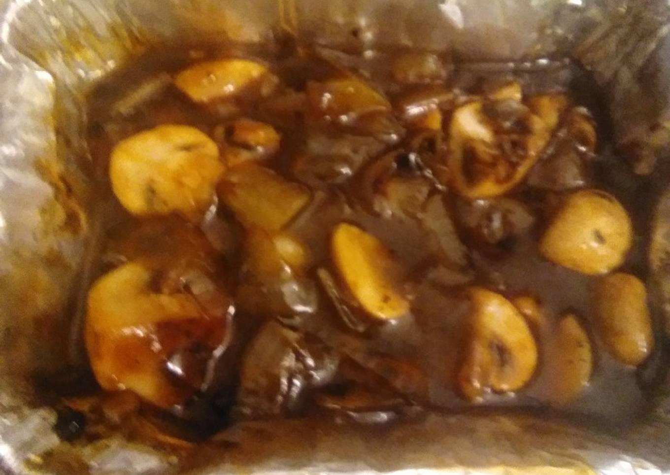 Button mushrooms & leek in gravy