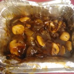 A picture of Button mushrooms & leek in gravy.