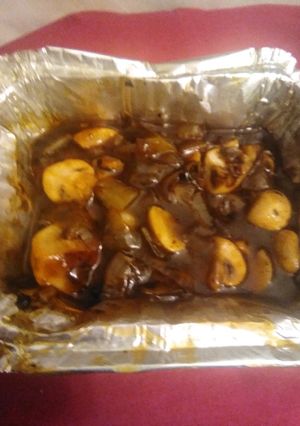 A picture of Button mushrooms & leek in gravy.