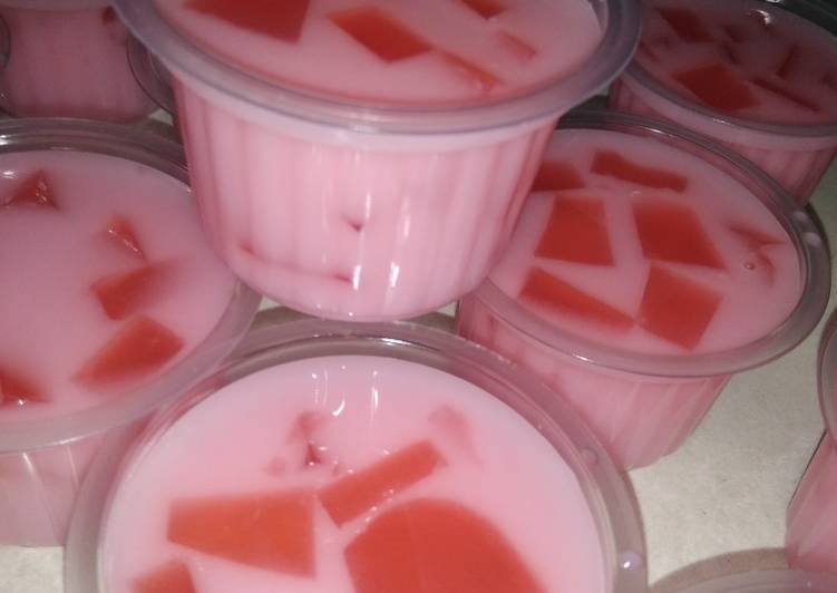 Puding mozaik strawbery cup