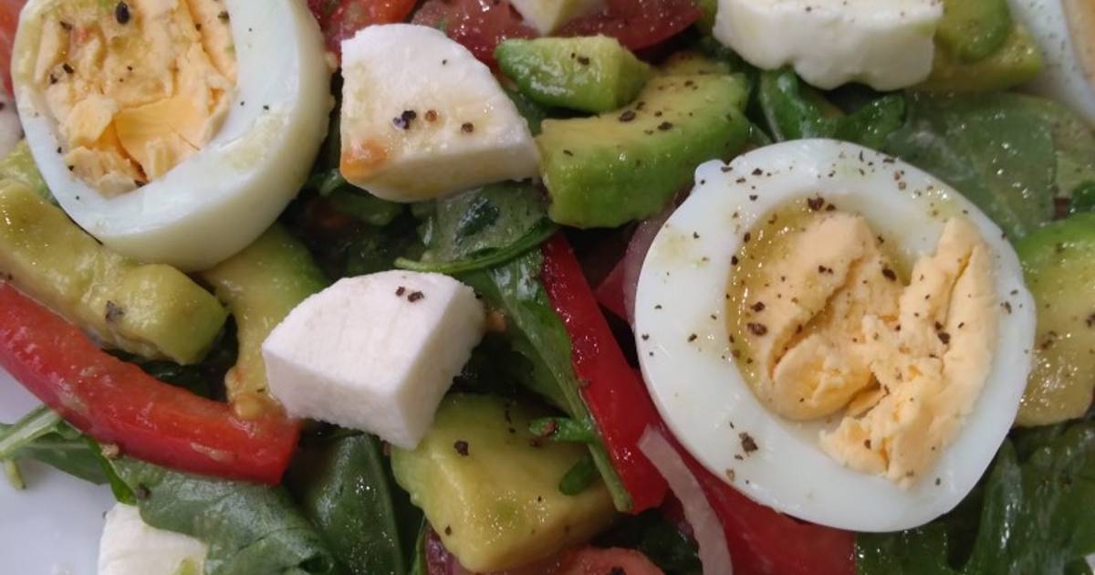 Салат руккола с клубникой и моцареллой. Салат с рукколой моцареллой и авокадо. Салат с рукколой моцареллой и авокадо. Руккола моцарелла черри. Капрезе с моцареллой.
