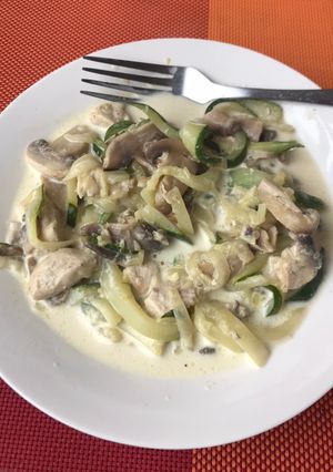 Una foto de Zapallo italiano con crema con pollo y champiñón