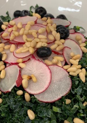 Una foto de Ensalada de col rizada o kale