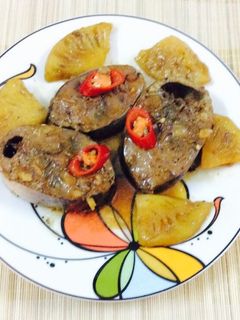 Hình của món Cá ngừ kho dứa và nước dừa.