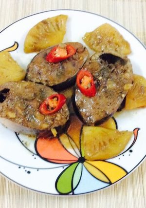 Hình của món Cá ngừ kho dứa và nước dừa.
