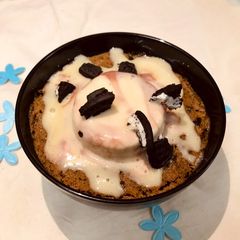 A picture of Cookies n cream mug cake.