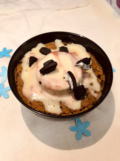 A picture of Cookies n cream mug cake.
