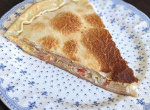 Una foto de Tarta de jamón, queso y tomate 🍅🧀