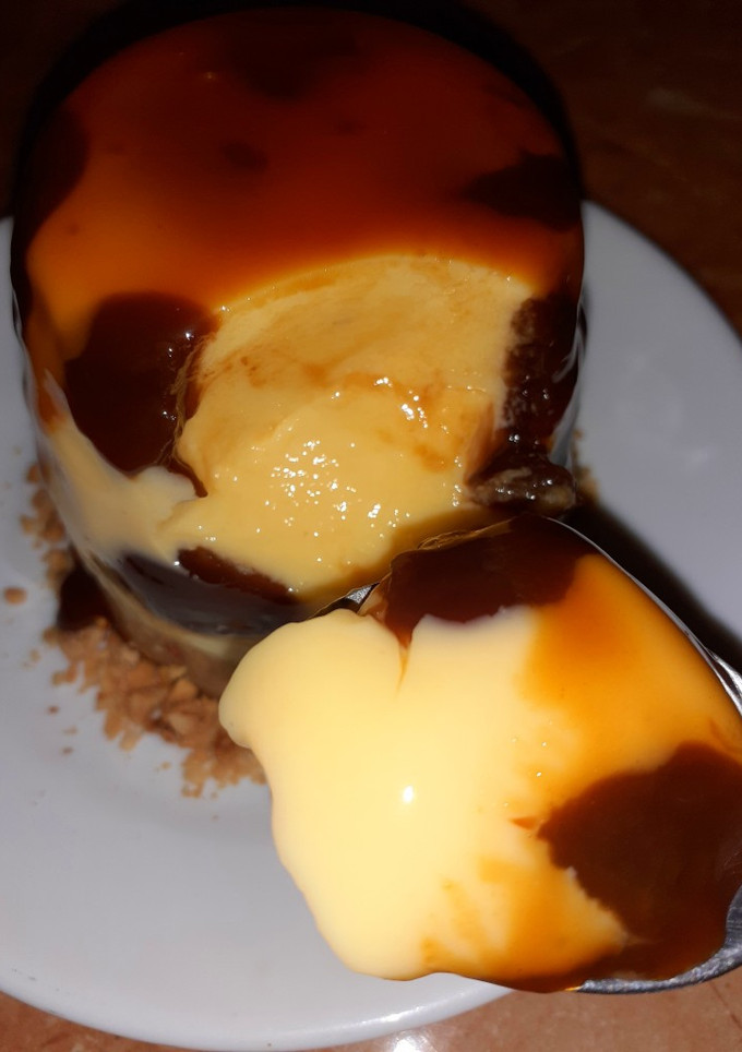 Una foto de Flan de manzana 🍮🍎