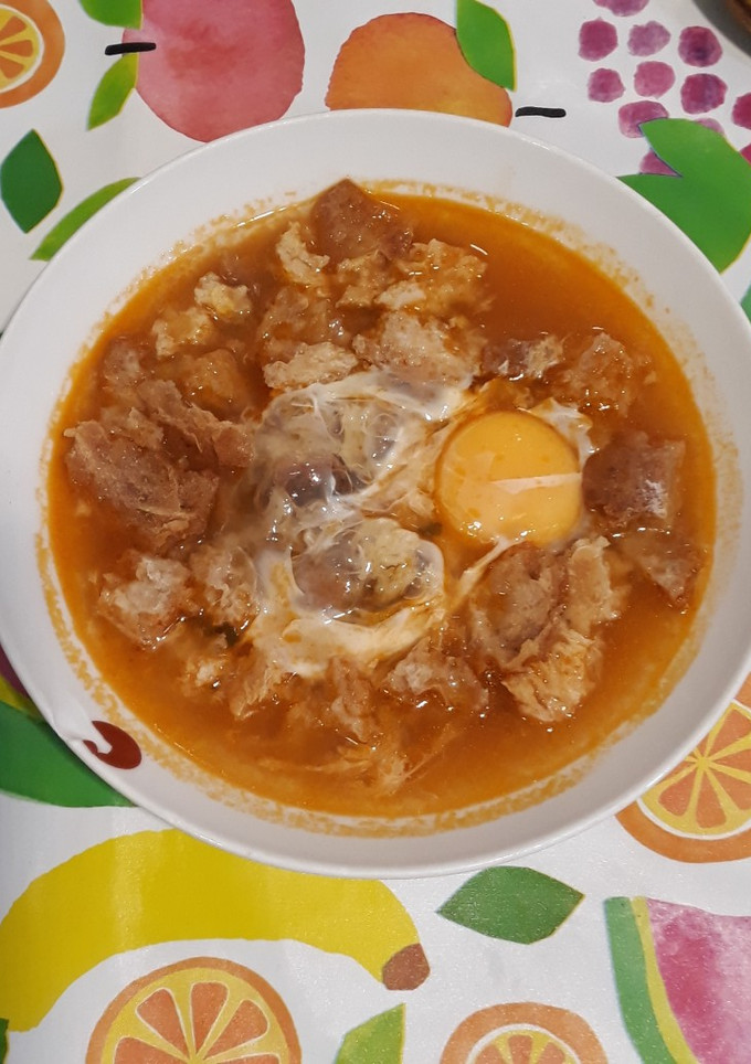 Una foto de Sopas escaldadas de pan y huevo con caldo de jamón serrano