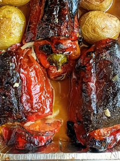 Una foto de Pimientos rojos rellenos de carne y verduritas