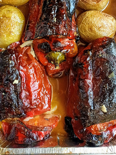 Una foto de Pimientos rojos rellenos de carne y verduritas