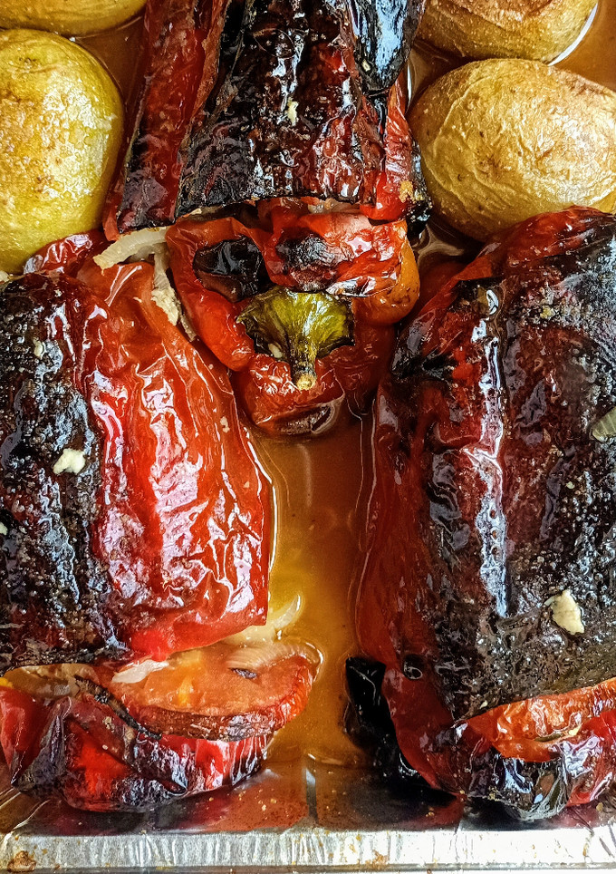 Una foto de Pimientos rojos rellenos de carne y verduritas