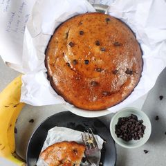 A picture of Eggless Banana Cake with chocolate chips.