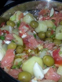 Una foto de Ensalada de patatas y salmón ahumado