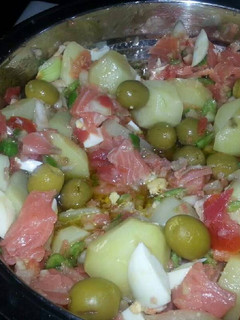 Una foto de Ensalada de patatas y salmón ahumado