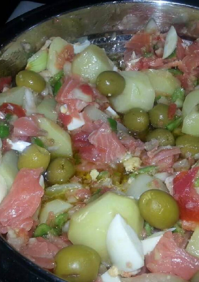 Una foto de Ensalada de patatas y salmón ahumado