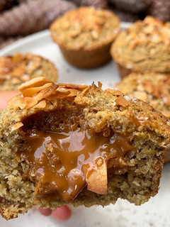 Una foto de Muffins de coco y dulce de leche saludables sin harinas!
