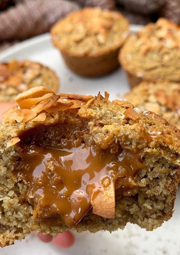 Una foto de Muffins de coco y dulce de leche saludables sin harinas!
