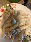 Pasta Penne con brócoli en salsa alfredo