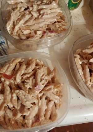 A picture of Chicken Alfredo.