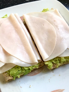 Una foto de Tosta de pavo y aguacate 🥑