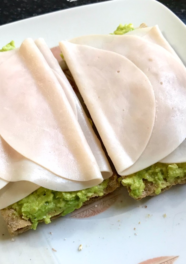 Una foto de Tosta de pavo y aguacate 🥑