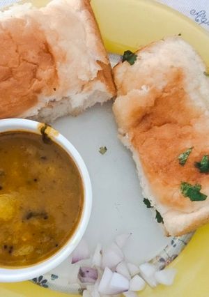 પાવ બટાકા (Pav Bataka Recipe In Gujarati) રેસીપી મુખ્ય ફોટો