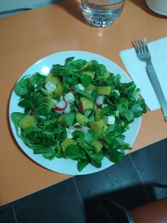 Una foto de Ensalada de piña y aguacate
