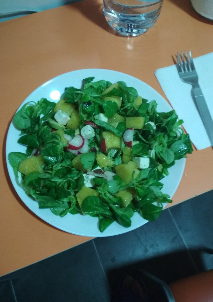 Una foto de Ensalada de piña y aguacate