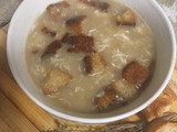 Sopa de tomillo, la típica sopa de nuestras abuelas que combate cualquier resfriado